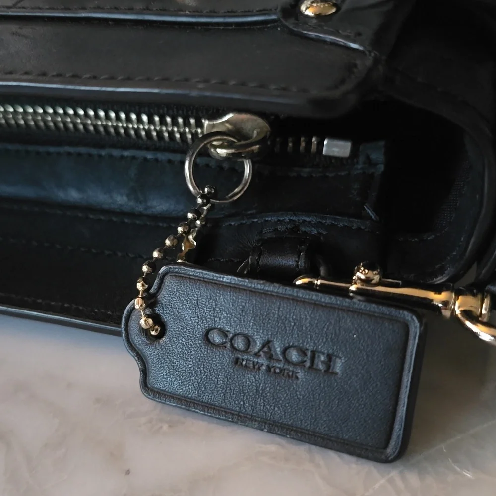 Coach black leather embossed small crossbody gold detail - Picture 9 of 13